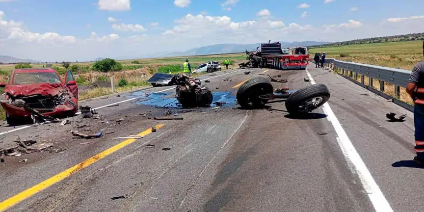 Tractocamión provoca fuerte accidente en la Cuacnopalan-Oaxaca; hay un muerto