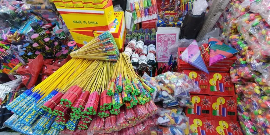 Operativos contra pirotecnia en mercados y tienditas de la capital