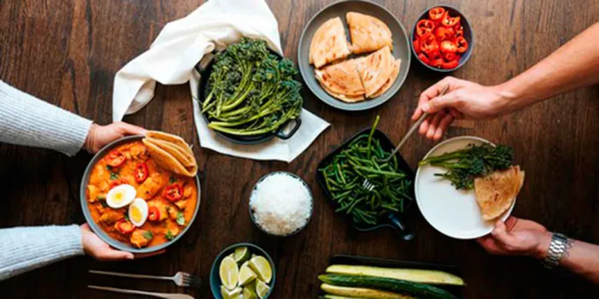 Cenar tarde sí altera el metabolismo: ¿cuánto antes de dormir conviene?
