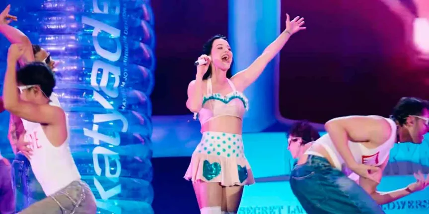 Katy Perry confunde “mucha ropa” con insulto y desata risas en FENAPO