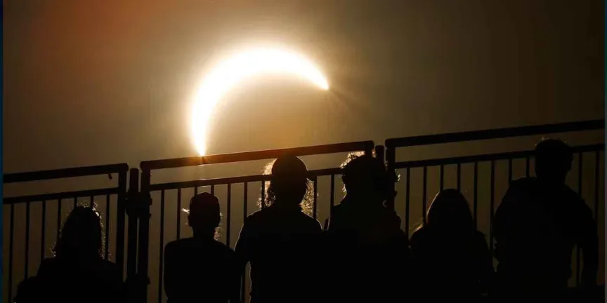 La Luna cubrió al Sol y el eclipse solar dejó postales impresionantes alrededor del mundo
