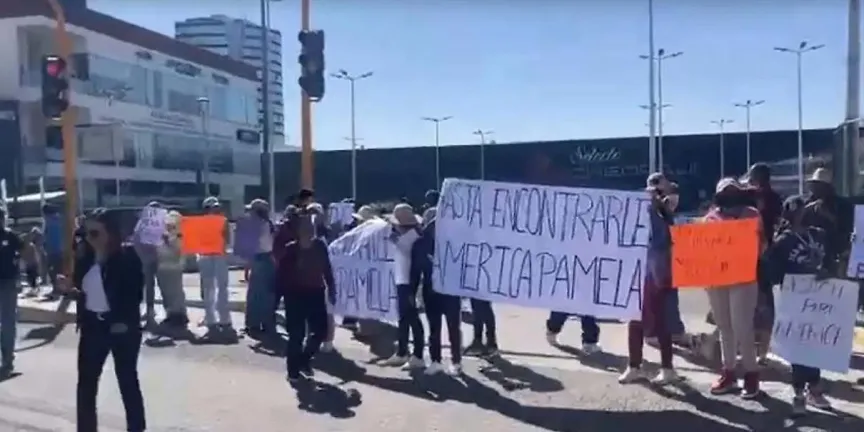 Megabloqueo de la caseta de Atlixco por desaparición de América Pamela