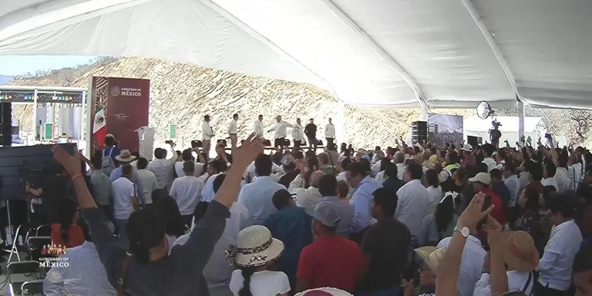 Tras rechazo de asistentes en Huajuapan, Sheinbaum reconoce labor del senador Alejandro Murat