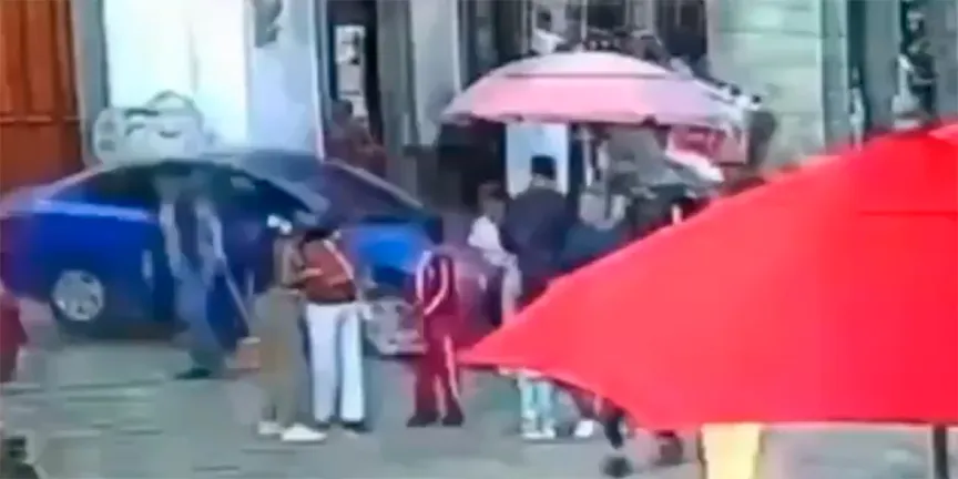 VIDEOS. Conductor irrumpe en zona peatonal de Zacatlán y deja 15 lesionados