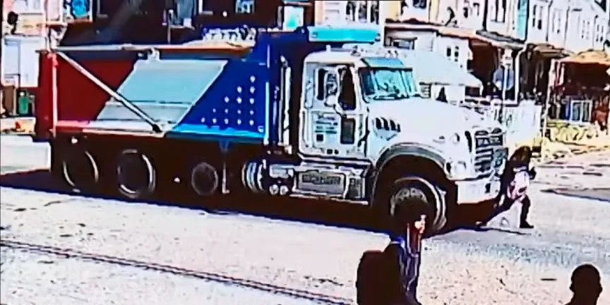 Camión pasa sobre joven en Filadelfia y sale con vida tras rescate. VIDEO