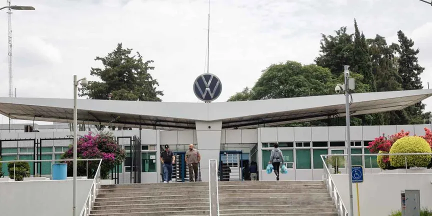 IBERO y UPAEP piden reconversión laboral tras recortes en Volkswagen