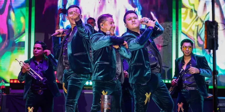 Feria de Cholula vive noche de música con Banda La Misteriosa