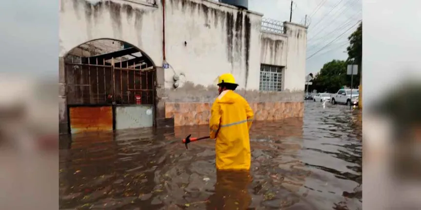 Granizo y lluvia golpean el norte de Puebla y anegan vialidades