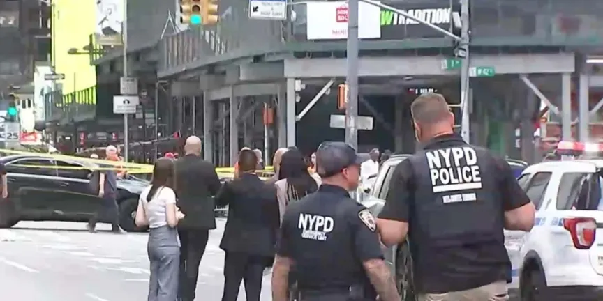 Mujer ataca con cuchillos en Times Square y policías la abaten