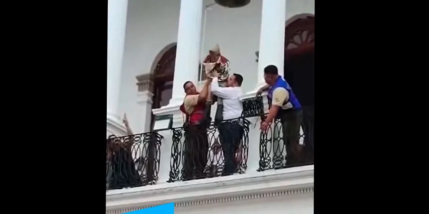  Niño salta como Juan Escutia en Ameca y desata debate en redes. VIDEO