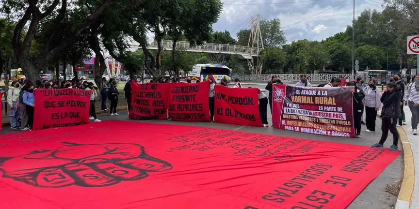 Normalistas de Teteles protestan ante FGE por detención de abogado