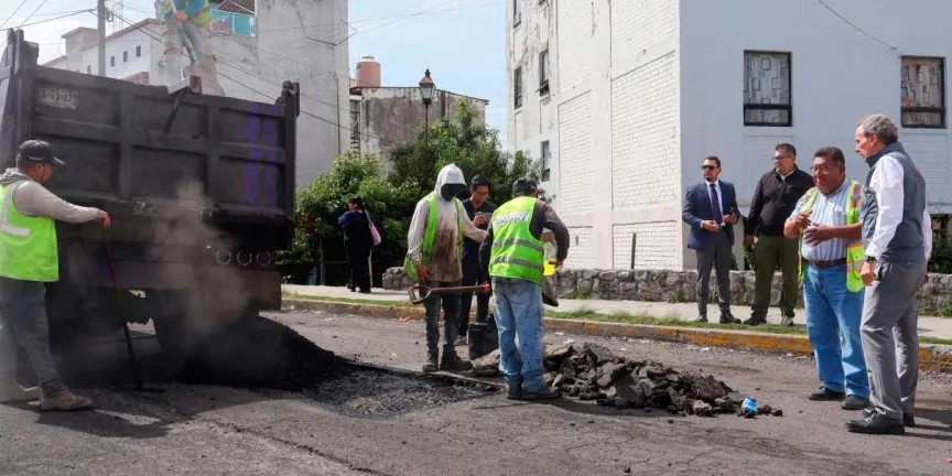 Supervisa Pepe Chedraui labores de bacheo en colonia La Noria