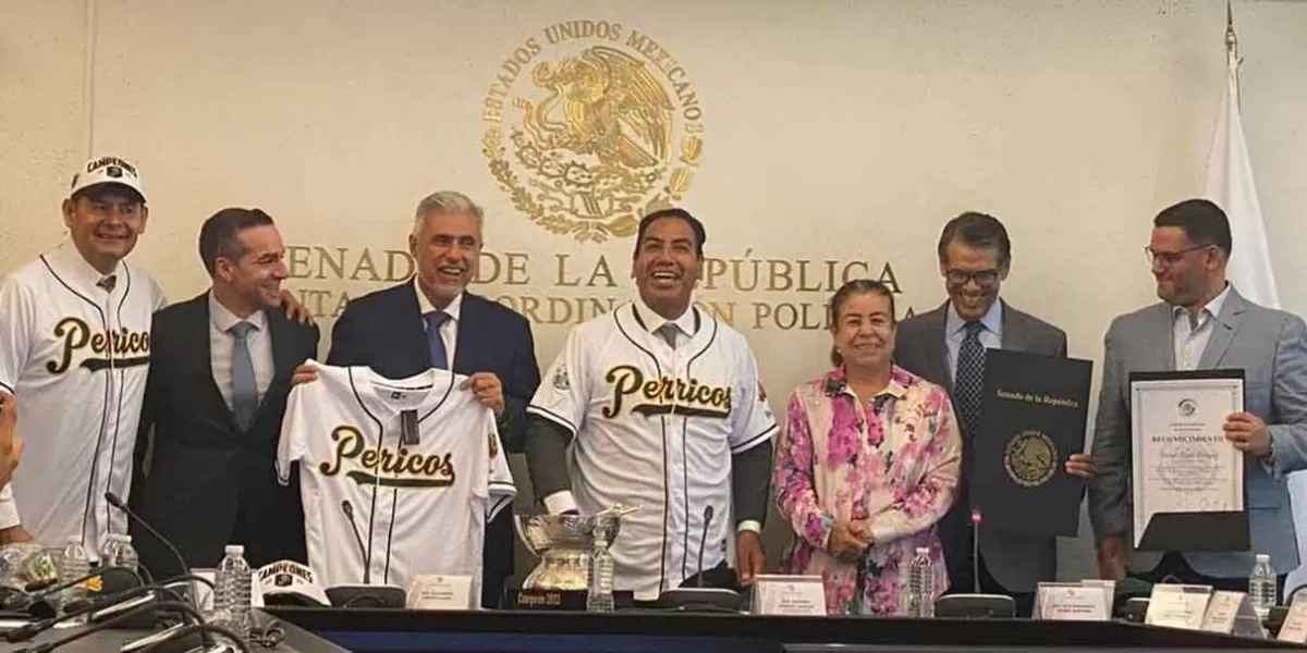 Pericos de Puebla homenajeados en el Senado