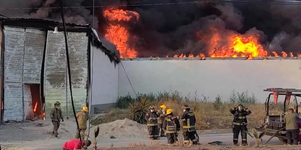 Fuerte incendio consume una fábrica de veladoras en Texmelucan