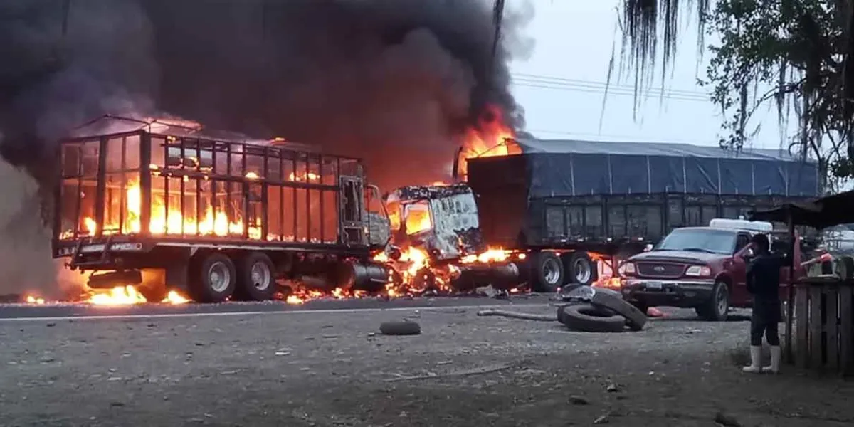 Muere conductor tras incendio por choque de tráiler en la carretera Pachuca-Tuxpan
